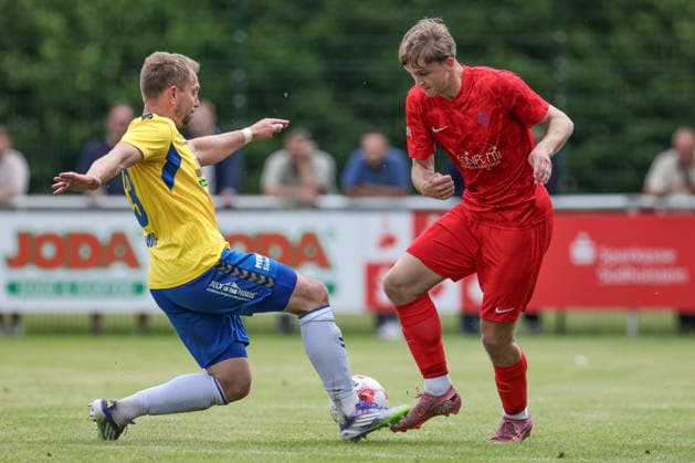 v.li.: Christian Rave (SV Todesfelde, 13) und Paul Lentz (Blumenthaler SV, 23) im Zweikampf, Duell, Dynamik, Aktion, Action, Spielszene, 30.05.2026, Todesfelde (Deutschland), Fussball, Aufstiegsrunde Regionalliga Nord, SV Todesfelde - Blumenthaler SV