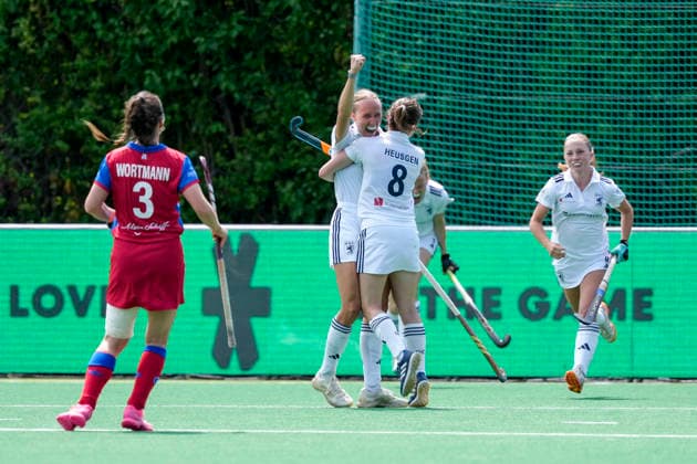 v.li.: Torschützin Lisa Nolte (DHC, 17), Friederike Heusgen (DHC, 8), Spielerinnen vom Düsseldorfer HC (DHC), jubeln über das Tor zum 0:1, Jubel, Torjubel, Torerfolg, celebrate the goal, goal, celebration, jubelt ueber das Tor, Freuen, Freude, freut sich, optimistisch, positiv, Spielszene, Highlight, Action, Aktion, 30.05.2026, Bonn (Deutschland), Hockey, Deutsche Meisterschaft, Halbfinale, Damen, Großflottbeker THGC - Düsseldorfer HC