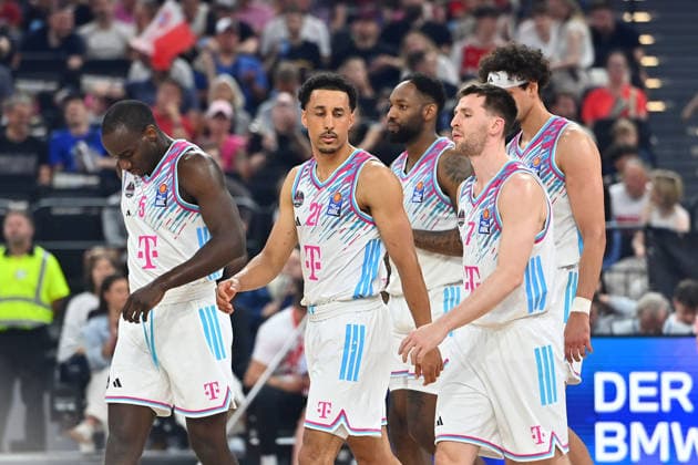 v.li:Tylan BIRTS (Bonn), Joel AMINU (Bonn), Jeff GARRETT Jr. (Bonn), Grayson MURPHY (Bonn), Michael KESSENS (Bonn), enttaeuscht,frustriert,niedergeschlagen, Basketball BBL,Saison 2025 2026 ,1. Play Off Halbfinale FC Bayern Muenchen - Telekom Baskets Bonn am 30.05.2025, S A P G A R D EN