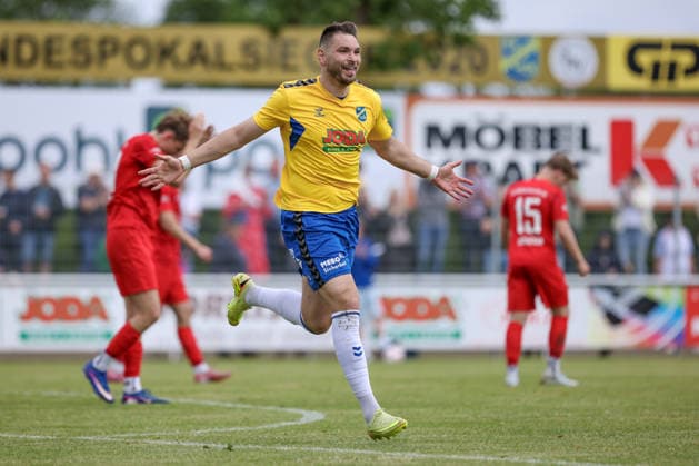 Torschütze Morten Liebert (SV Todesfelde, 11) mit Torjubel, Jubel, jubeln, jubelt, optimistisch, Spielszene, Highlight, Freude über das Tor zum 1:0, 30.05.2026, Todesfelde (Deutschland), Fussball, Aufstiegsrunde Regionalliga Nord, SV Todesfelde - Blumenthaler SV