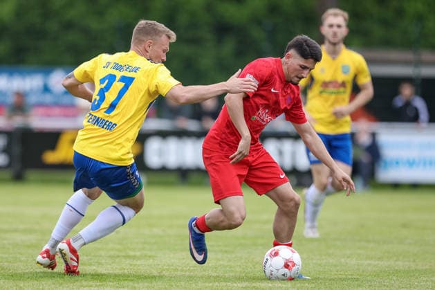 v.li.: Janek Sternberg (SV Todesfelde, 37) und Alejandro Kellnar (Blumenthaler SV, 26) im Zweikampf, Duell, Dynamik, Aktion, Action, Spielszene, 30.05.2026, Todesfelde (Deutschland), Fussball, Aufstiegsrunde Regionalliga Nord, SV Todesfelde - Blumenthaler SV