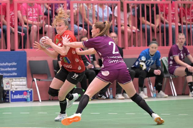 Cara Reuthal (SV Union Halle-Neustadt, 26) am mit Ball gegen Selina Lindemann (TusSies Metzingen, 02) TusSies Metzingen vs. SV Union Halle-Neustadt , Handball, Alsco HBF, 7. Play-Off Ligaspieltag, Saison 2025 2026, 30.05.2026 TusSies Metzingen vs. SV Union Halle-Neustadt , Handball, Alsco HBF, 7. Play-Off Ligaspieltag, Saison 2025 2026, 30.05.2026 Tuebingen Copyright: xEibner-Pressefoto TobiasxBaurx EP_TBR