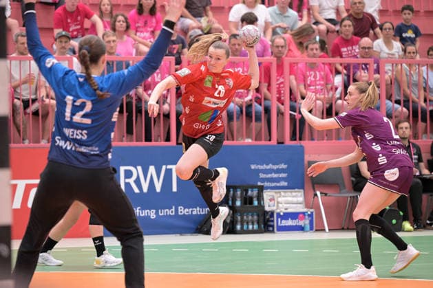 Cara Reuthal (SV Union Halle-Neustadt, 26) am mit Ball gegen Selina Lindemann (TusSies Metzingen, 02) und Marie Kristin Weiss (TusSies Metzingen, 12) im Tor TusSies Metzingen vs. SV Union Halle-Neustadt , Handball, Alsco HBF, 7. Play-Off Ligaspieltag, Saison 2025 2026, 30.05.2026 TusSies Metzingen vs. SV Union Halle-Neustadt , Handball, Alsco HBF, 7. Play-Off Ligaspieltag, Saison 2025 2026, 30.05.2026 Tuebingen Copyright: xEibner-Pressefoto TobiasxBaurx EP_TBR