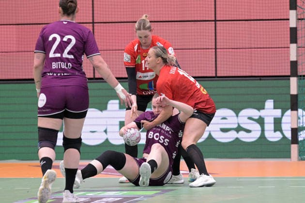 Tina Wagenlader (SV Union Halle-Neustadt, 14) und Lea Gruber (SV Union Halle-Neustadt, 19) gegen Ida Petzold (TusSies Metzingen, 08) am mit Ball TusSies Metzingen vs. SV Union Halle-Neustadt , Handball, Alsco HBF, 7. Play-Off Ligaspieltag, Saison 2025 2026, 30.05.2026 TusSies Metzingen vs. SV Union Halle-Neustadt , Handball, Alsco HBF, 7. Play-Off Ligaspieltag, Saison 2025 2026, 30.05.2026 Tuebingen Copyright: xEibner-Pressefoto TobiasxBaurx EP_TBR