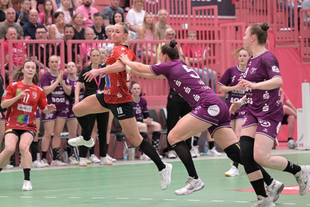 Lea Gruber (SV Union Halle-Neustadt, 19) beim Wurf Tor gegen Carolin Huebner (TusSies Metzingen, 56) TusSies Metzingen vs. SV Union Halle-Neustadt , Handball, Alsco HBF, 7. Play-Off Ligaspieltag, Saison 2025 2026, 30.05.2026 TusSies Metzingen vs. SV Union Halle-Neustadt , Handball, Alsco HBF, 7. Play-Off Ligaspieltag, Saison 2025 2026, 30.05.2026 Tuebingen Copyright: xEibner-Pressefoto TobiasxBaurx EP_TBR