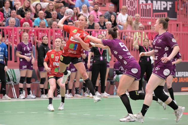 Lea Gruber (SV Union Halle-Neustadt, 19) beim Wurf Tor gegen Carolin Huebner (TusSies Metzingen, 56) TusSies Metzingen vs. SV Union Halle-Neustadt , Handball, Alsco HBF, 7. Play-Off Ligaspieltag, Saison 2025 2026, 30.05.2026 TusSies Metzingen vs. SV Union Halle-Neustadt , Handball, Alsco HBF, 7. Play-Off Ligaspieltag, Saison 2025 2026, 30.05.2026 Tuebingen Copyright: xEibner-Pressefoto TobiasxBaurx EP_TBR