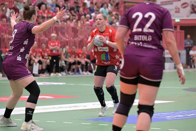 Viktoria Marksteiner (SV Union Halle-Neustadt, 10) am mit Ball gegen Ida Petzold (TusSies Metzingen, 08) TusSies Metzingen vs. SV Union Halle-Neustadt , Handball, Alsco HBF, 7. Play-Off Ligaspieltag, Saison 2025 2026, 30.05.2026 TusSies Metzingen vs. SV Union Halle-Neustadt , Handball, Alsco HBF, 7. Play-Off Ligaspieltag, Saison 2025 2026, 30.05.2026 Tuebingen Copyright: xEibner-Pressefoto TobiasxBaurx EP_TBR