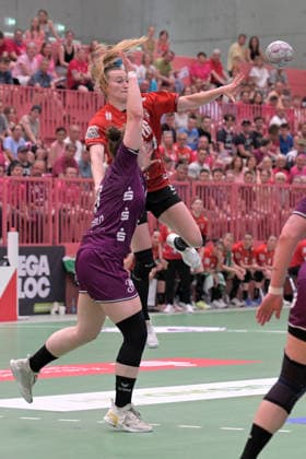 Cara Reuthal (SV Union Halle-Neustadt, 26) am mit Ball gegen Ida Petzold (TusSies Metzingen, 08) TusSies Metzingen vs. SV Union Halle-Neustadt , Handball, Alsco HBF, 7. Play-Off Ligaspieltag, Saison 2025 2026, 30.05.2026 TusSies Metzingen vs. SV Union Halle-Neustadt , Handball, Alsco HBF, 7. Play-Off Ligaspieltag, Saison 2025 2026, 30.05.2026 Tuebingen Copyright: xEibner-Pressefoto TobiasxBaurx EP_TBR