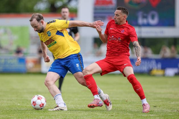 v.li.: Jan-Marc Schneider (SV Todesfelde, 35) und Sebastian Kurkiewicz (Blumenthaler SV, 31) im Zweikampf, Duell, Dynamik, Aktion, Action, Spielszene, 30.05.2026, Todesfelde (Deutschland), Fussball, Aufstiegsrunde Regionalliga Nord, SV Todesfelde - Blumenthaler SV