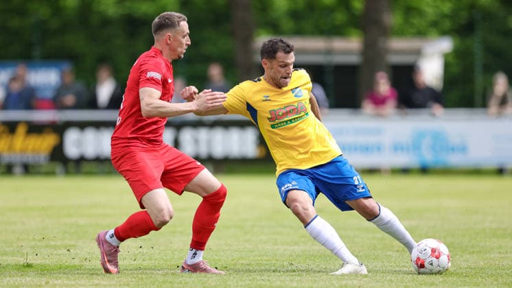 v.li.: Sebastian Kurkiewicz (Blumenthaler SV, 31) und Mirko Boland (SV Todesfelde, 31) im Zweikampf, Duell, Dynamik, Aktion, Action, Spielszene, 30.05.2026, Todesfelde (Deutschland), Fussball, Aufstiegsrunde Regionalliga Nord, SV Todesfelde - Blumenthaler SV