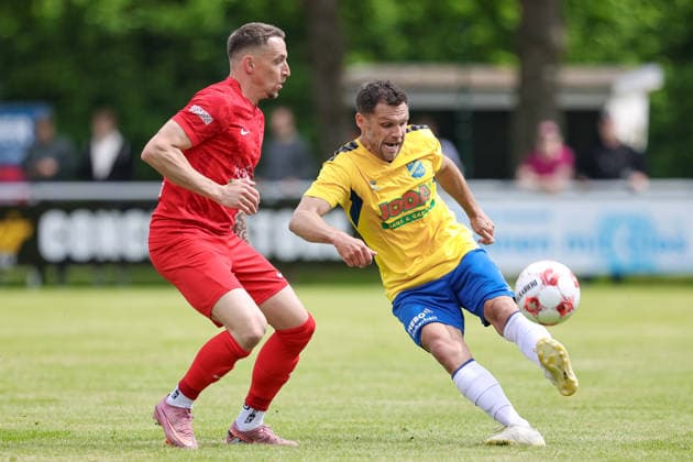 v.li.: Sebastian Kurkiewicz (Blumenthaler SV, 31) und Mirko Boland (SV Todesfelde, 31) im Zweikampf, Duell, Dynamik, Aktion, Action, Spielszene, 30.05.2026, Todesfelde (Deutschland), Fussball, Aufstiegsrunde Regionalliga Nord, SV Todesfelde - Blumenthaler SV