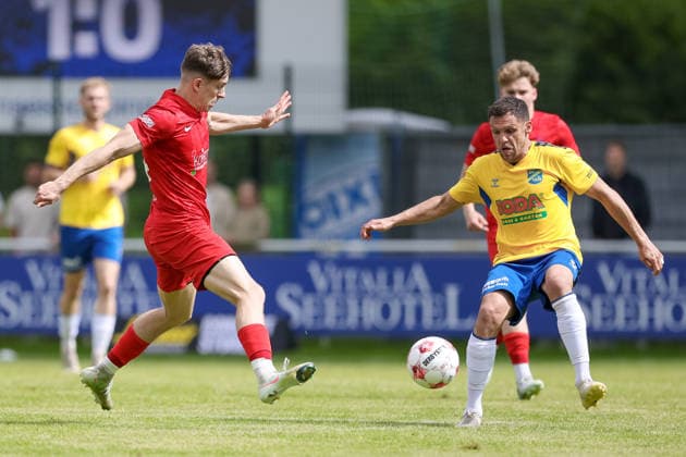 v.li.: Dario Sultan (Blumenthaler SV, 24) und Mirko Boland (SV Todesfelde, 31) im Zweikampf, Duell, Dynamik, Aktion, Action, Spielszene, 30.05.2026, Todesfelde (Deutschland), Fussball, Aufstiegsrunde Regionalliga Nord, SV Todesfelde - Blumenthaler SV
