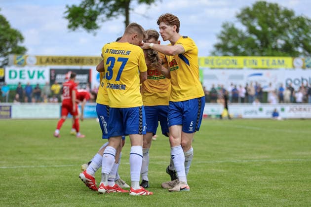 Spieler von SV Todesfelde mit Torjubel, Jubel, jubeln, jubelt, optimistisch, Spielszene, Highlight, Freude über das Tor zum 2:0, 30.05.2026, Todesfelde (Deutschland), Fussball, Aufstiegsrunde Regionalliga Nord, SV Todesfelde - Blumenthaler SV