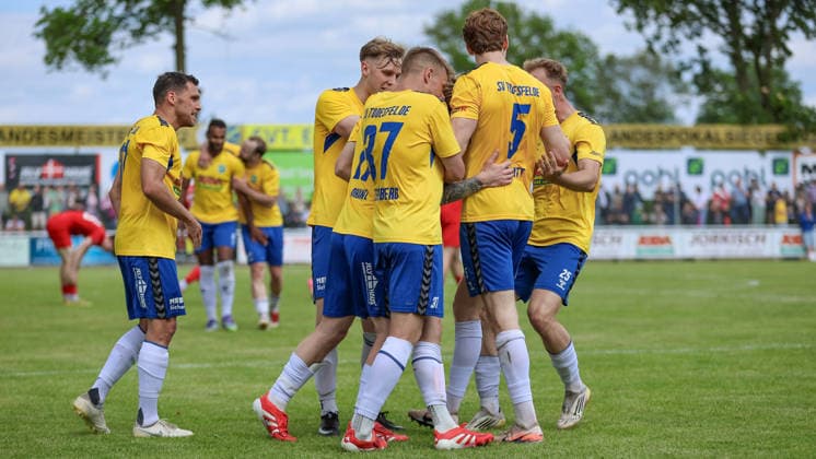 Spieler von SV Todesfelde mit Torjubel, Jubel, jubeln, jubelt, optimistisch, Spielszene, Highlight, Freude über das Tor zum 2:0, 30.05.2026, Todesfelde (Deutschland), Fussball, Aufstiegsrunde Regionalliga Nord, SV Todesfelde - Blumenthaler SV