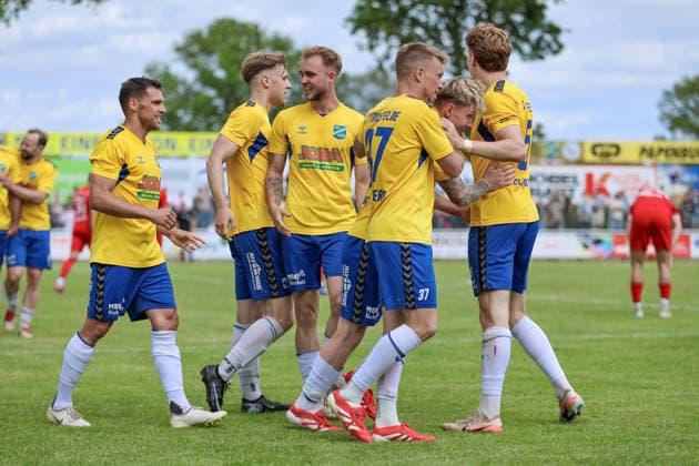 Spieler von SV Todesfelde mit Torjubel, Jubel, jubeln, jubelt, optimistisch, Spielszene, Highlight, Freude über das Tor zum 2:0, 30.05.2026, Todesfelde (Deutschland), Fussball, Aufstiegsrunde Regionalliga Nord, SV Todesfelde - Blumenthaler SV