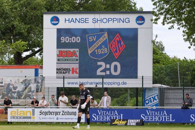 Die Anzeigetafel zeigt den Spielstand von 2:0 an, Ergebnis, Zwischenergebnis, Endergebnis, Endstand, Tore, Videowall, Videowand, Anzeige, 30.05.2026, Todesfelde (Deutschland), Fussball, Aufstiegsrunde Regionalliga Nord, SV Todesfelde - Blumenthaler SV