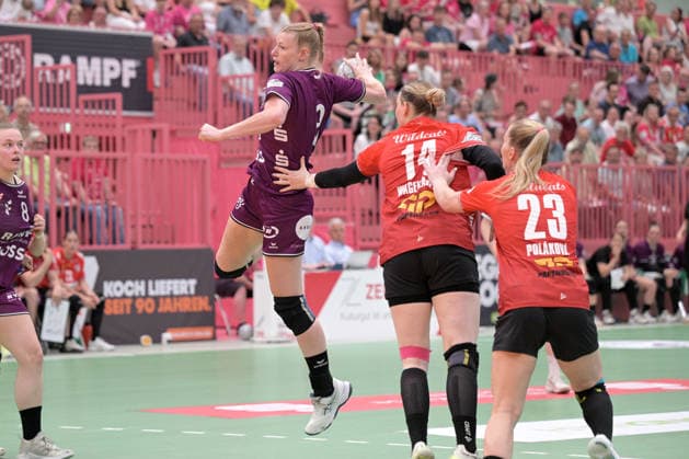Naina Klein (TusSies Metzingen, 09) beim Wurf Tor gegen Tina Wagenlader (SV Union Halle-Neustadt, 14) TusSies Metzingen vs. SV Union Halle-Neustadt , Handball, Alsco HBF, 7. Play-Off Ligaspieltag, Saison 2025 2026, 30.05.2026 TusSies Metzingen vs. SV Union Halle-Neustadt , Handball, Alsco HBF, 7. Play-Off Ligaspieltag, Saison 2025 2026, 30.05.2026 Tuebingen Copyright: xEibner-Pressefoto TobiasxBaurx EP_TBR