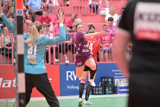 Sabrina Troester (TusSies Metzingen, 07) beim Wurf Tor gegen Sofie Kruggel (SV Union Halle-Neustadt, 31) im Tor TusSies Metzingen vs. SV Union Halle-Neustadt , Handball, Alsco HBF, 7. Play-Off Ligaspieltag, Saison 2025 2026, 30.05.2026 TusSies Metzingen vs. SV Union Halle-Neustadt , Handball, Alsco HBF, 7. Play-Off Ligaspieltag, Saison 2025 2026, 30.05.2026 Tuebingen Copyright: xEibner-Pressefoto TobiasxBaurx EP_TBR