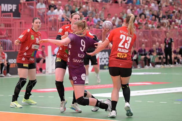 Naina Klein (TusSies Metzingen, 09) am mit Ball gegen Tina Wagenlader (SV Union Halle-Neustadt, 14) und Marie Polakova (SV Union Halle-Neustadt, 23) TusSies Metzingen vs. SV Union Halle-Neustadt , Handball, Alsco HBF, 7. Play-Off Ligaspieltag, Saison 2025 2026, 30.05.2026 TusSies Metzingen vs. SV Union Halle-Neustadt , Handball, Alsco HBF, 7. Play-Off Ligaspieltag, Saison 2025 2026, 30.05.2026 Tuebingen Copyright: xEibner-Pressefoto TobiasxBaurx EP_TBR