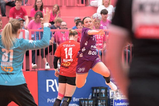 Sabrina Troester (TusSies Metzingen, 07) beim Wurf Tor gegen Sofie Kruggel (SV Union Halle-Neustadt, 31) im Tor TusSies Metzingen vs. SV Union Halle-Neustadt , Handball, Alsco HBF, 7. Play-Off Ligaspieltag, Saison 2025 2026, 30.05.2026 TusSies Metzingen vs. SV Union Halle-Neustadt , Handball, Alsco HBF, 7. Play-Off Ligaspieltag, Saison 2025 2026, 30.05.2026 Tuebingen Copyright: xEibner-Pressefoto TobiasxBaurx EP_TBR