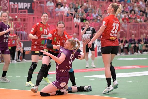 Naina Klein (TusSies Metzingen, 09) am mit Ball gegen Tina Wagenlader (SV Union Halle-Neustadt, 14) und Marie Polakova (SV Union Halle-Neustadt, 23) TusSies Metzingen vs. SV Union Halle-Neustadt , Handball, Alsco HBF, 7. Play-Off Ligaspieltag, Saison 2025 2026, 30.05.2026 TusSies Metzingen vs. SV Union Halle-Neustadt , Handball, Alsco HBF, 7. Play-Off Ligaspieltag, Saison 2025 2026, 30.05.2026 Tuebingen Copyright: xEibner-Pressefoto TobiasxBaurx EP_TBR
