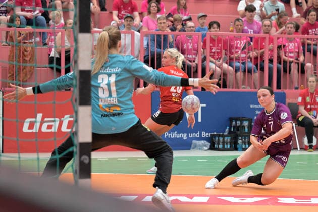 Sabrina Troester (TusSies Metzingen, 07) beim Wurf Tor gegen Sofie Kruggel (SV Union Halle-Neustadt, 31) im Tor TusSies Metzingen vs. SV Union Halle-Neustadt , Handball, Alsco HBF, 7. Play-Off Ligaspieltag, Saison 2025 2026, 30.05.2026 TusSies Metzingen vs. SV Union Halle-Neustadt , Handball, Alsco HBF, 7. Play-Off Ligaspieltag, Saison 2025 2026, 30.05.2026 Tuebingen Copyright: xEibner-Pressefoto TobiasxBaurx EP_TBR