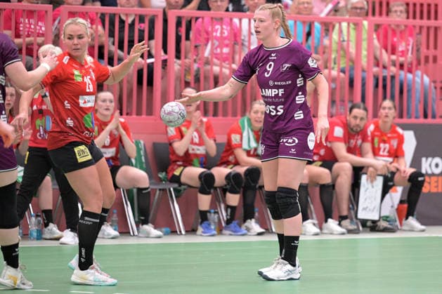 Naina Klein (TusSies Metzingen, 09) am mit Ball gegen Lilli Roepcke (SV Union Halle-Neustadt, 25) TusSies Metzingen vs. SV Union Halle-Neustadt , Handball, Alsco HBF, 7. Play-Off Ligaspieltag, Saison 2025 2026, 30.05.2026 TusSies Metzingen vs. SV Union Halle-Neustadt , Handball, Alsco HBF, 7. Play-Off Ligaspieltag, Saison 2025 2026, 30.05.2026 Tuebingen Copyright: xEibner-Pressefoto TobiasxBaurx EP_TBR