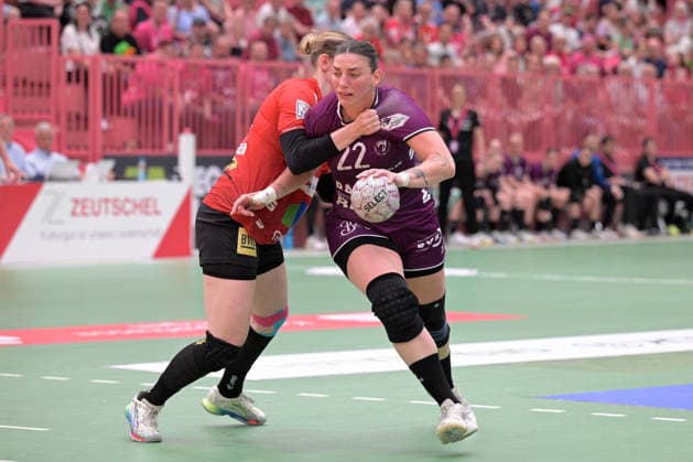 Gabriela Clausson Bitolo (TusSies Metzingen, 22) am mit Ball gegen Tina Wagenlader (SV Union Halle-Neustadt, 14) TusSies Metzingen vs. SV Union Halle-Neustadt , Handball, Alsco HBF, 7. Play-Off Ligaspieltag, Saison 2025 2026, 30.05.2026 TusSies Metzingen vs. SV Union Halle-Neustadt , Handball, Alsco HBF, 7. Play-Off Ligaspieltag, Saison 2025 2026, 30.05.2026 Tuebingen Copyright: xEibner-Pressefoto TobiasxBaurx EP_TBR