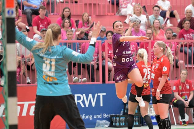 Sabrina Troester (TusSies Metzingen, 07) beim Wurf Tor gegen Sofie Kruggel (SV Union Halle-Neustadt, 31) im Tor TusSies Metzingen vs. SV Union Halle-Neustadt , Handball, Alsco HBF, 7. Play-Off Ligaspieltag, Saison 2025 2026, 30.05.2026 TusSies Metzingen vs. SV Union Halle-Neustadt , Handball, Alsco HBF, 7. Play-Off Ligaspieltag, Saison 2025 2026, 30.05.2026 Tuebingen Copyright: xEibner-Pressefoto TobiasxBaurx EP_TBR