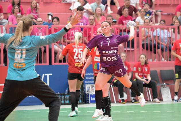 Sabrina Troester (TusSies Metzingen, 07) beim Wurf Tor gegen Sofie Kruggel (SV Union Halle-Neustadt, 31) im Tor TusSies Metzingen vs. SV Union Halle-Neustadt , Handball, Alsco HBF, 7. Play-Off Ligaspieltag, Saison 2025 2026, 30.05.2026 TusSies Metzingen vs. SV Union Halle-Neustadt , Handball, Alsco HBF, 7. Play-Off Ligaspieltag, Saison 2025 2026, 30.05.2026 Tuebingen Copyright: xEibner-Pressefoto TobiasxBaurx EP_TBR