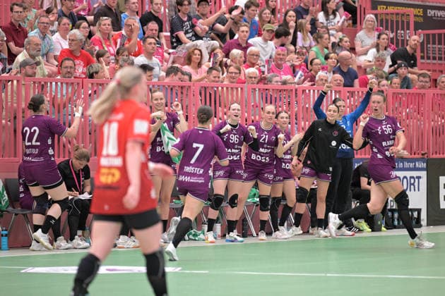 Jubelt nach dem Tor auf der Bank der TusSies TusSies Metzingen vs. SV Union Halle-Neustadt , Handball, Alsco HBF, 7. Play-Off Ligaspieltag, Saison 2025 2026, 30.05.2026 TusSies Metzingen vs. SV Union Halle-Neustadt , Handball, Alsco HBF, 7. Play-Off Ligaspieltag, Saison 2025 2026, 30.05.2026 Tuebingen Copyright: xEibner-Pressefoto TobiasxBaurx EP_TBR