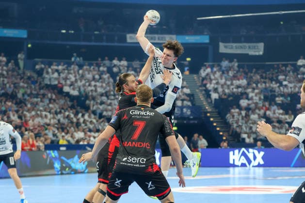 30.05.2026, xgox, Handball - EHF European League Halbfinale MT Melsungen - SG Flensburg-Handewitt v.l. Olle Forsell Schefvert (Melsungen, 25), David Mandic (Melsungen, 7), Lasse Moller (Möller, Flensburg, 64) Zweikampf, Duell, Kampf, tackle Hamburg
