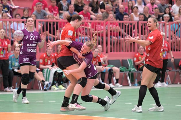 Naina Klein (TusSies Metzingen, 09) am mit Ball gegen Tena Petika (SV Union Halle-Neustadt, 40) und Lea Gruber (SV Union Halle-Neustadt, 19) TusSies Metzingen vs. SV Union Halle-Neustadt , Handball, Alsco HBF, 7. Play-Off Ligaspieltag, Saison 2025 2026, 30.05.2026 TusSies Metzingen vs. SV Union Halle-Neustadt , Handball, Alsco HBF, 7. Play-Off Ligaspieltag, Saison 2025 2026, 30.05.2026 Tuebingen Copyright: xEibner-Pressefoto TobiasxBaurx EP_TBR