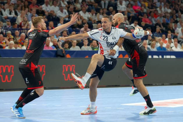 30.05.2026, xgox, Handball - EHF European League Halbfinale MT Melsungen - SG Flensburg-Handewitt v.l. David Mandic (Melsungen, 7), Kent Robin Tonnesen (Tönnesen, Flensburg, 23), Adrian Sipos (Melsungen, 8) Zweikampf, Duell, Kampf, tackle Hamburg