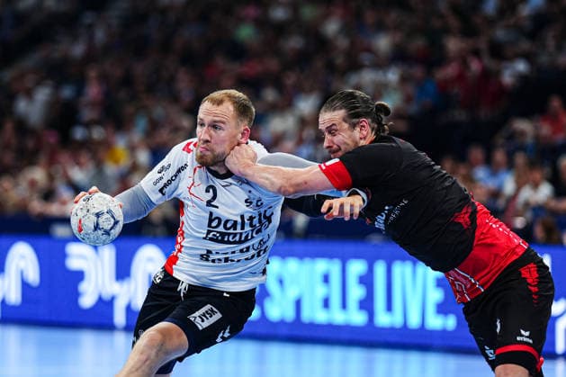 Simon Pytlick (SG Flensburg-Handewitt, 02), Olle Forsell Schefvert (MT Melsungen, 25) GER, MT Melsungen vs. SG Flensburg-Handewitt, Handball, EHF European League, Halbfinale, Saison 2025 2026, 30.05.2026 GER, MT Melsungen vs. SG Flensburg-Handewitt, Handball, EHF European League, Halbfinale, Saison 2025 2026, 30.05.2026 Hamburg Copyright: xEibner-Pressefoto MarcelxvonxFehrnx EP_MFN