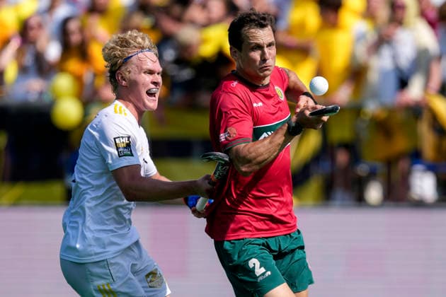v.li.: Vincent Julius Scholz (HTHC, 27), Tom Craig (Polo, 2), Zweikampf, Spielszene, Duell, duel, tackle, tackling, Dynamik, Action, Aktion, 30.05.2026, Bonn (Deutschland), Hockey, Deutsche Meisterschaft, Halbfinale, Herren, Hamburger Polo Club - Harvestehuder THC