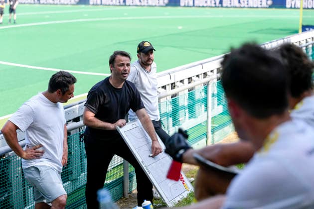 Paul Pongs (Trainer, HTHC), gibt seinen Spielern in der Halbzeit Anweisungen, gestikuliert, mit den Armen gestikulieren, Aktion, Action, Spielszene, 30.05.2026, Bonn (Deutschland), Hockey, Deutsche Meisterschaft, Halbfinale, Herren, Hamburger Polo Club - Harvestehuder THC