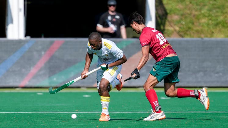 v.li.: Nqobile Mansuet Ntuli (Bili, HTHC, 16), Timothy Brand (Tim Brand, Polo, 10), Zweikampf, Spielszene, Duell, duel, tackle, tackling, Dynamik, Action, Aktion, 30.05.2026, Bonn (Deutschland), Hockey, Deutsche Meisterschaft, Halbfinale, Herren, Hamburger Polo Club - Harvestehuder THC