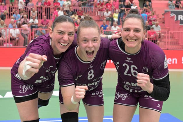 Gabriela Clausson Bitolo (TusSies Metzingen, 22), Ida Petzold (TusSies Metzingen, 08) und Svenja Huebner (TusSies Metzingen, 26) nach dem Spiel TusSies Metzingen vs. SV Union Halle-Neustadt , Handball, Alsco HBF, 7. Play-Off Ligaspieltag, Saison 2025 2026, 30.05.2026 TusSies Metzingen vs. SV Union Halle-Neustadt , Handball, Alsco HBF, 7. Play-Off Ligaspieltag, Saison 2025 2026, 30.05.2026 Tuebingen Copyright: xEibner-Pressefoto TobiasxBaurx EP_TBR
