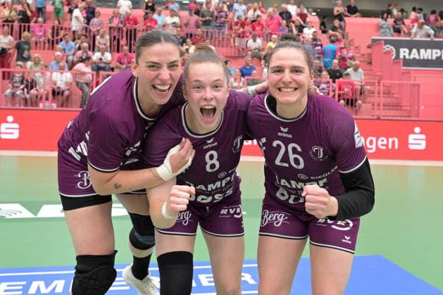 Gabriela Clausson Bitolo (TusSies Metzingen, 22), Ida Petzold (TusSies Metzingen, 08) und Svenja Huebner (TusSies Metzingen, 26) nach dem Spiel TusSies Metzingen vs. SV Union Halle-Neustadt , Handball, Alsco HBF, 7. Play-Off Ligaspieltag, Saison 2025 2026, 30.05.2026 TusSies Metzingen vs. SV Union Halle-Neustadt , Handball, Alsco HBF, 7. Play-Off Ligaspieltag, Saison 2025 2026, 30.05.2026 Tuebingen Copyright: xEibner-Pressefoto TobiasxBaurx EP_TBR