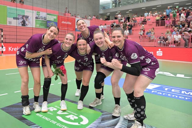 Santina Sabatnig (TusSies Metzingen, 18), Selina Lindemann (TusSies Metzingen, 02), Sabrina Troester (TusSies Metzingen, 07), Gabriela Clausson Bitolo (TusSies Metzingen, 22),Ida Petzold (TusSies Metzingen, 08) und Svenja Huebner (TusSies Metzingen, 26) nach dem Spiel TusSies Metzingen vs. SV Union Halle-Neustadt , Handball, Alsco HBF, 7. Play-Off Ligaspieltag, Saison 2025 2026, 30.05.2026 TusSies Metzingen vs. SV Union Halle-Neustadt , Handball, Alsco HBF, 7. Play-Off Ligaspieltag, Saison 2025 2026, 30.05.2026 Tuebingen Copyright: xEibner-Pressefoto TobiasxBaurx EP_TBR