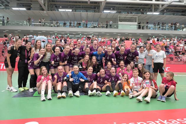 Siegerfoto Gemeinsames Bild nach Spielende der TusSies TusSies Metzingen vs. SV Union Halle-Neustadt , Handball, Alsco HBF, 7. Play-Off Ligaspieltag, Saison 2025 2026, 30.05.2026 TusSies Metzingen vs. SV Union Halle-Neustadt , Handball, Alsco HBF, 7. Play-Off Ligaspieltag, Saison 2025 2026, 30.05.2026 Tuebingen Copyright: xEibner-Pressefoto TobiasxBaurx EP_TBR