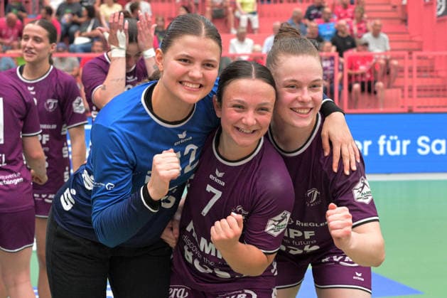 Marie Kristin Weiss (TusSies Metzingen, 12) im Tor, Sabrina Troester (TusSies Metzingen, 07) und Ida Petzold (TusSies Metzingen, 08) TusSies Metzingen vs. SV Union Halle-Neustadt , Handball, Alsco HBF, 7. Play-Off Ligaspieltag, Saison 2025 2026, 30.05.2026 TusSies Metzingen vs. SV Union Halle-Neustadt , Handball, Alsco HBF, 7. Play-Off Ligaspieltag, Saison 2025 2026, 30.05.2026 Tuebingen Copyright: xEibner-Pressefoto TobiasxBaurx EP_TBR