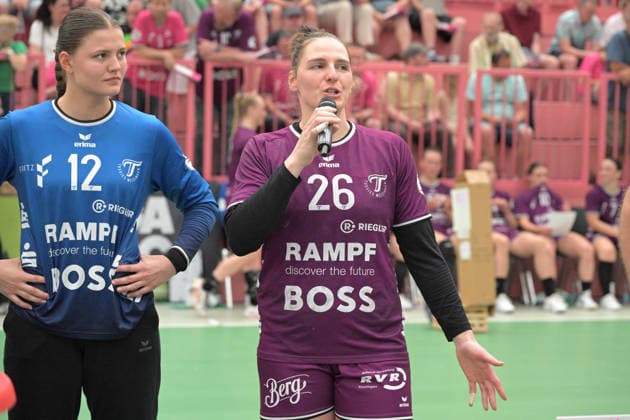 Marie Kristin Weiss (TusSies Metzingen, 12) im Tor und Svenja Huebner (TusSies Metzingen, 26) bedanken sich bei den Fans TusSies Metzingen vs. SV Union Halle-Neustadt , Handball, Alsco HBF, 7. Play-Off Ligaspieltag, Saison 2025 2026, 30.05.2026 TusSies Metzingen vs. SV Union Halle-Neustadt , Handball, Alsco HBF, 7. Play-Off Ligaspieltag, Saison 2025 2026, 30.05.2026 Tuebingen Copyright: xEibner-Pressefoto TobiasxBaurx EP_TBR