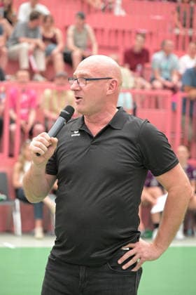Ferenc Rott (TusSies Metzingen, Geschaeftsfuehrer) bedanken sich bei den Fans TusSies Metzingen vs. SV Union Halle-Neustadt , Handball, Alsco HBF, 7. Play-Off Ligaspieltag, Saison 2025 2026, 30.05.2026 TusSies Metzingen vs. SV Union Halle-Neustadt , Handball, Alsco HBF, 7. Play-Off Ligaspieltag, Saison 2025 2026, 30.05.2026 Tuebingen Copyright: xEibner-Pressefoto TobiasxBaurx EP_TBR
