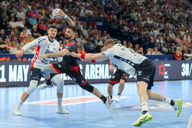 30.05.2026, xgox, Handball - EHF European League Halbfinale MT Melsungen - SG Flensburg-Handewitt v.l. Marko Grgic (Flensburg, 17), Mohamed Amine Darmoul (Melsungen, 71), Blaz Blagotsinek (Flensburg, 43) Zweikampf, Duell, Kampf, tackle Hamburg