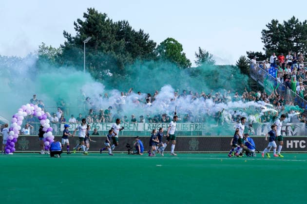 Die Fans vom HTC Uhlenhorst Mülheim zünden in der Fankurve Pyrotechnik, Stimmung im Stadion, Atmosphäre, Pyro, Pyros, Ultras, Zuschauer, Fanblock, Chaoten, Bengalo, Bengalos, Feuerwerk, flare, 30.05.2026, Bonn (Deutschland), Hockey, Deutsche Meisterschaft, Halbfinale, Herren, Rot-Weiss Köln - Uhlenhorst Mülheim