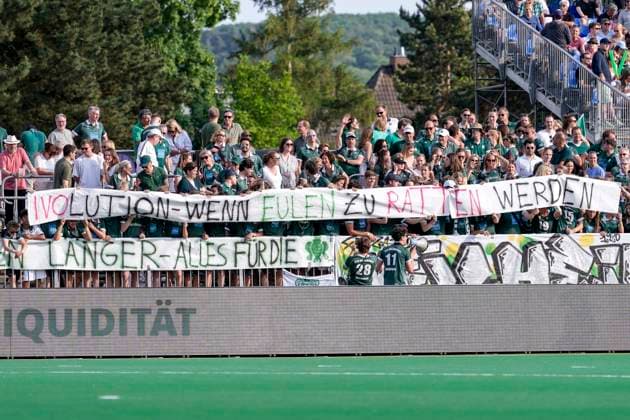 Die Fans vom HTC Uhlenhorst Mülheim zeigen in der Fankurve ein Banner, Spruchband mit der Aufschrift: Ivolution - Wenn Eulen zu Ratten werden, Fans, Ultras Publikum, Zuschauer, Stimmung, Atmosphäre, Stadion, Protest, Protestaktion, protestieren, Aktion, Action, 30.05.2026, Bonn (Deutschland), Hockey, Deutsche Meisterschaft, Halbfinale, Herren, Rot-Weiss Köln - Uhlenhorst Mülheim