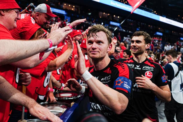 Timo Kastening (MT Melsungen, 73) nach Spielende bei den Fans GER, MT Melsungen vs. SG Flensburg-Handewitt, Handball, EHF European League, Halbfinale, Saison 2025 2026, 30.05.2026 GER, MT Melsungen vs. SG Flensburg-Handewitt, Handball, EHF European League, Halbfinale, Saison 2025 2026, 30.05.2026 Hamburg Copyright: xEibner-Pressefoto MarcelxvonxFehrnx EP_MFN
