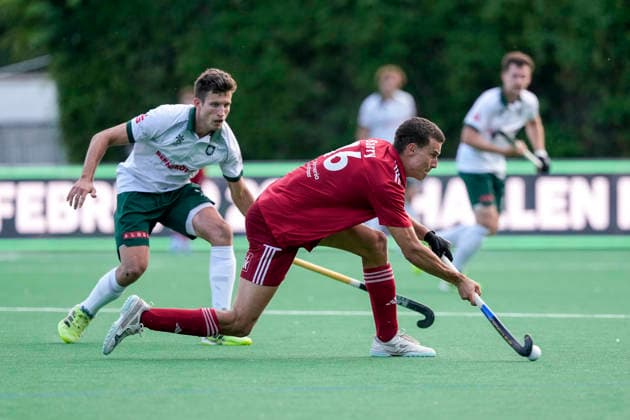 v.li.: Robin Holthaus (Mülheim, 17), Antheus Barry (KTHC, 16), Zweikampf, Spielszene, Duell, duel, tackle, tackling, Dynamik, Action, Aktion, 30.05.2026, Bonn (Deutschland), Hockey, Deutsche Meisterschaft, Halbfinale, Herren, Rot-Weiss Köln - Uhlenhorst Mülheim